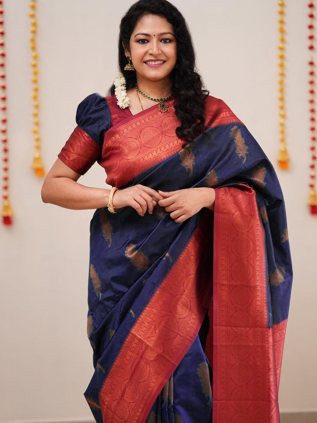 

AVANTIKA FASHION Woven Design Zari Pure Silk Kanjeevaram Saree, Blue