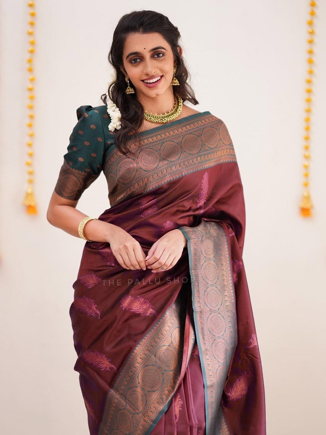 

AVANTIKA FASHION Woven Design Zari Pure Silk Kanjeevaram Saree, Maroon