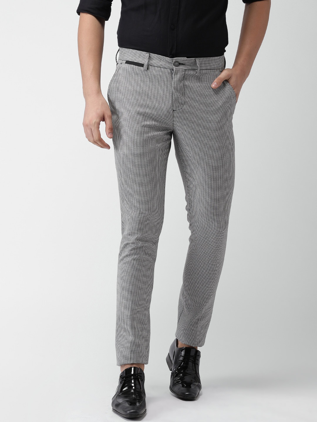 

INVICTUS Men White & Black Slim Fit Self-Design Formal Trousers