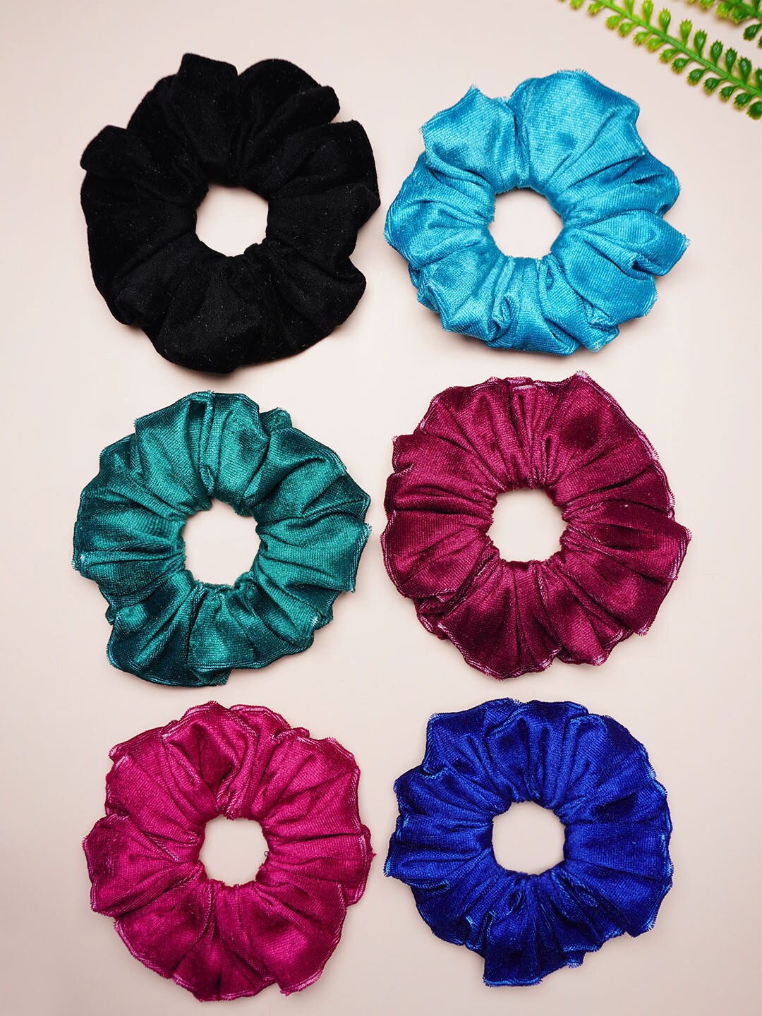 

Ferosh Women Set of 6 Velvet Scrunchies, Black
