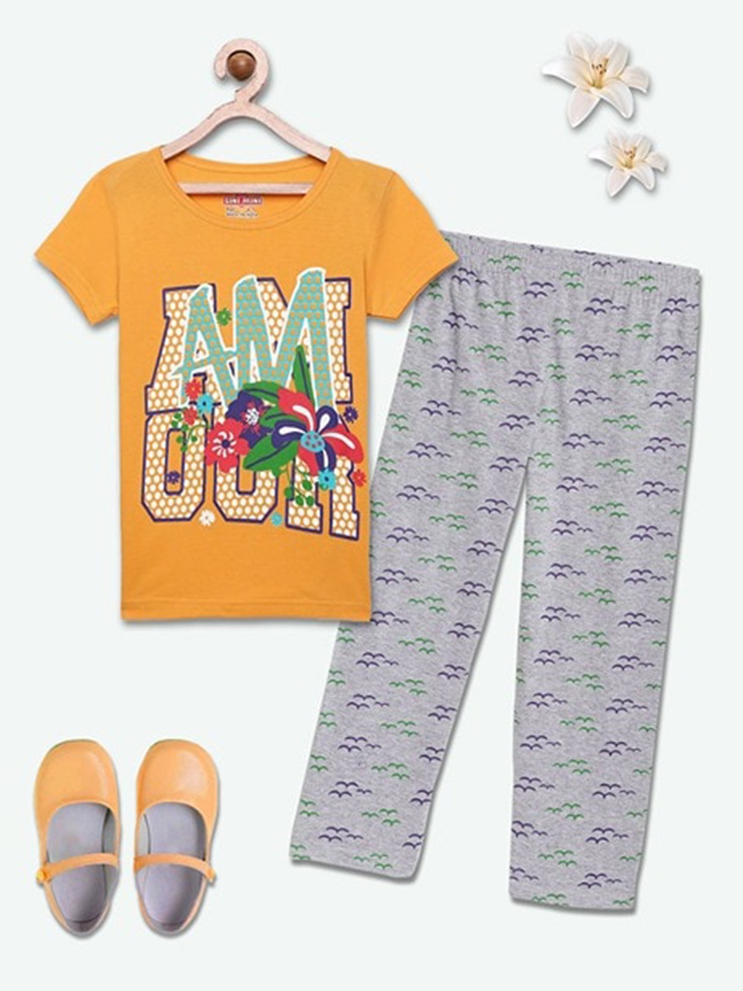 

SINI MINI Girls Printed Night suit, Yellow