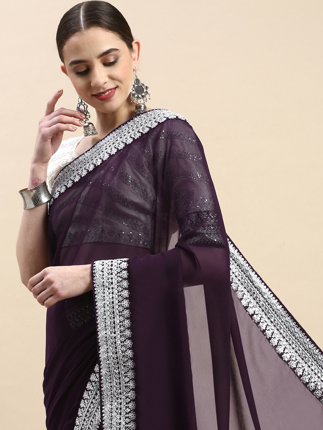 

VAIRAGEE Embroidered Saree, Magenta