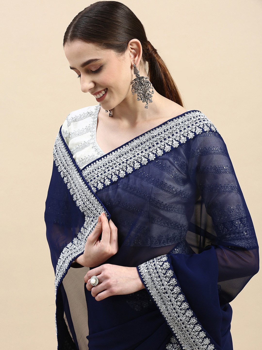 

VAIRAGEE Embroidered Saree, Navy blue