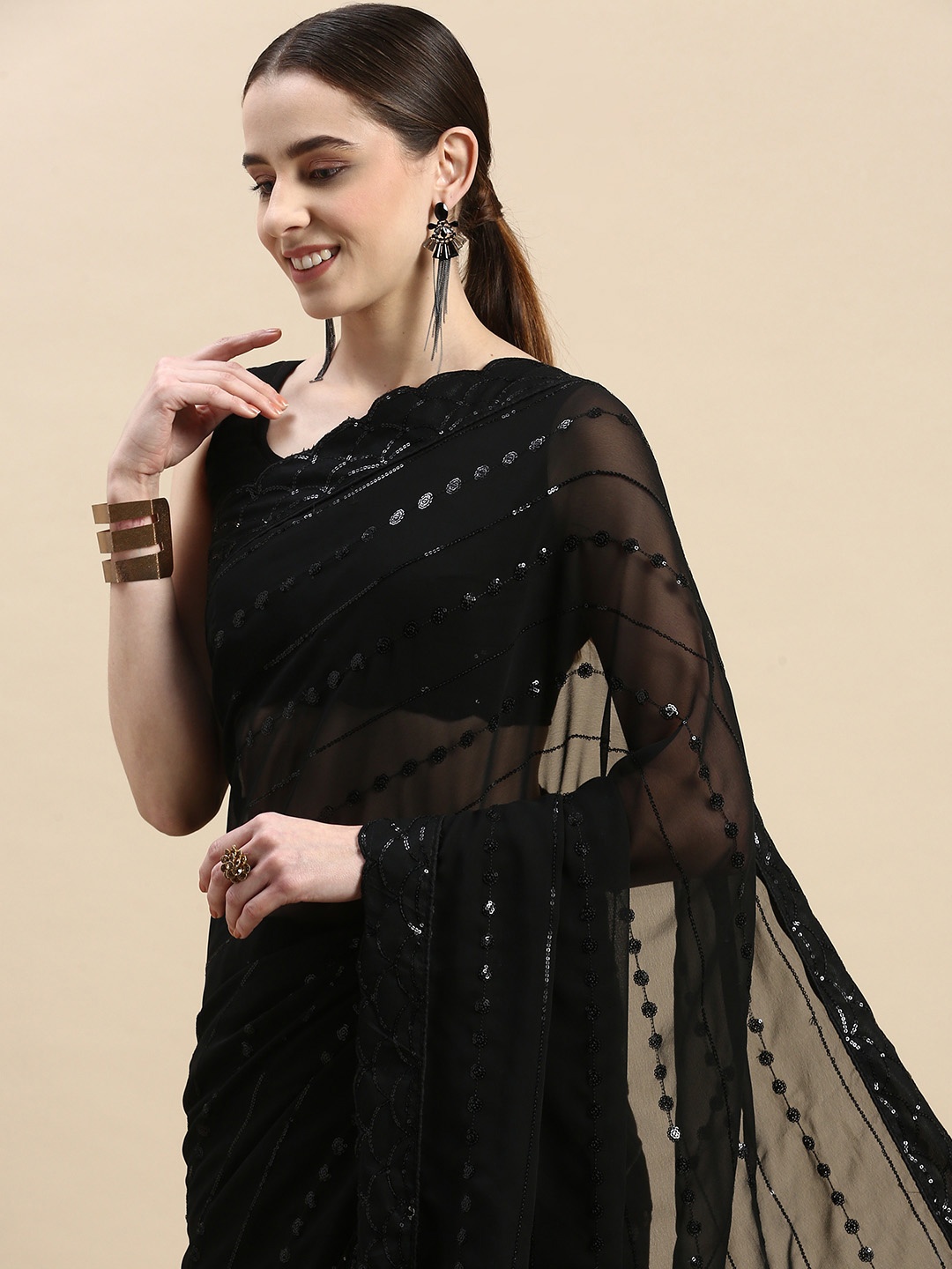 

VAIRAGEE Embellished Striped Sequinned Saree, Black