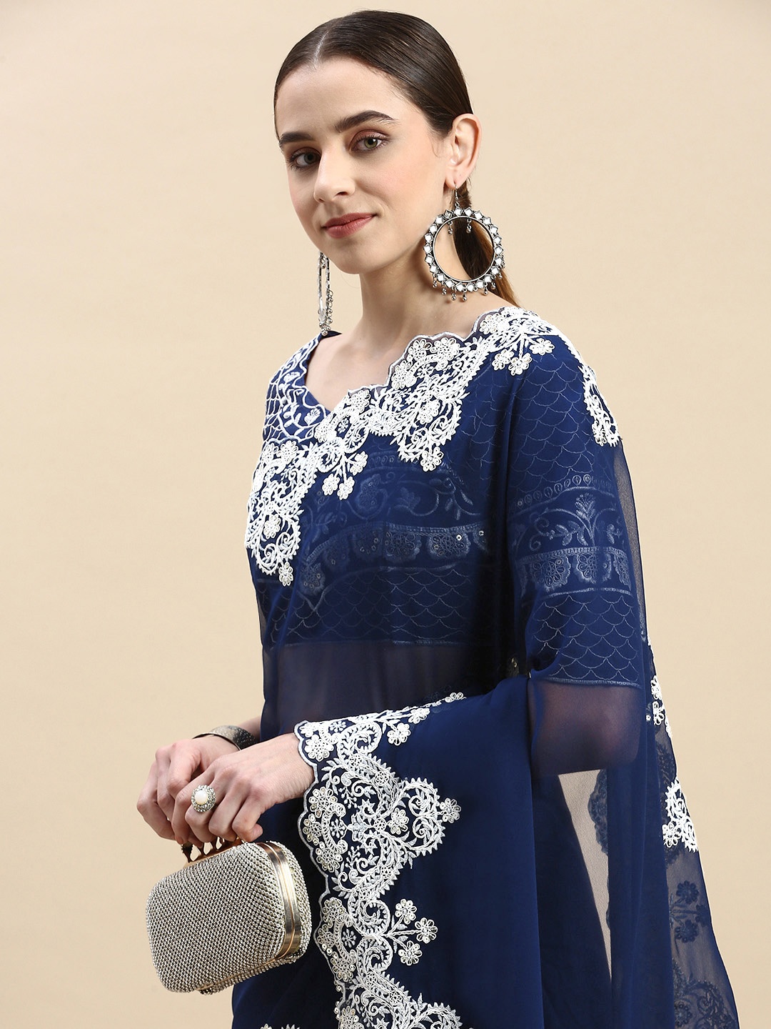 

VAIRAGEE Embroidered Saree, Blue