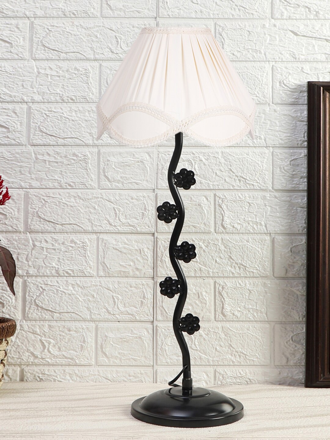 

Devansh Off White & Black Textured Cotton Zig Zag Table Lamp With Iron Base