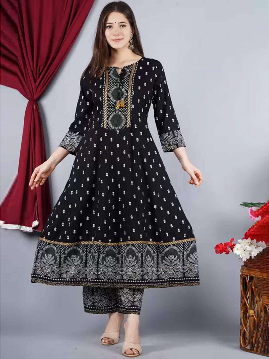 

misbis Women Floral Printed Kurta With Palazzos & Dupatta, Black