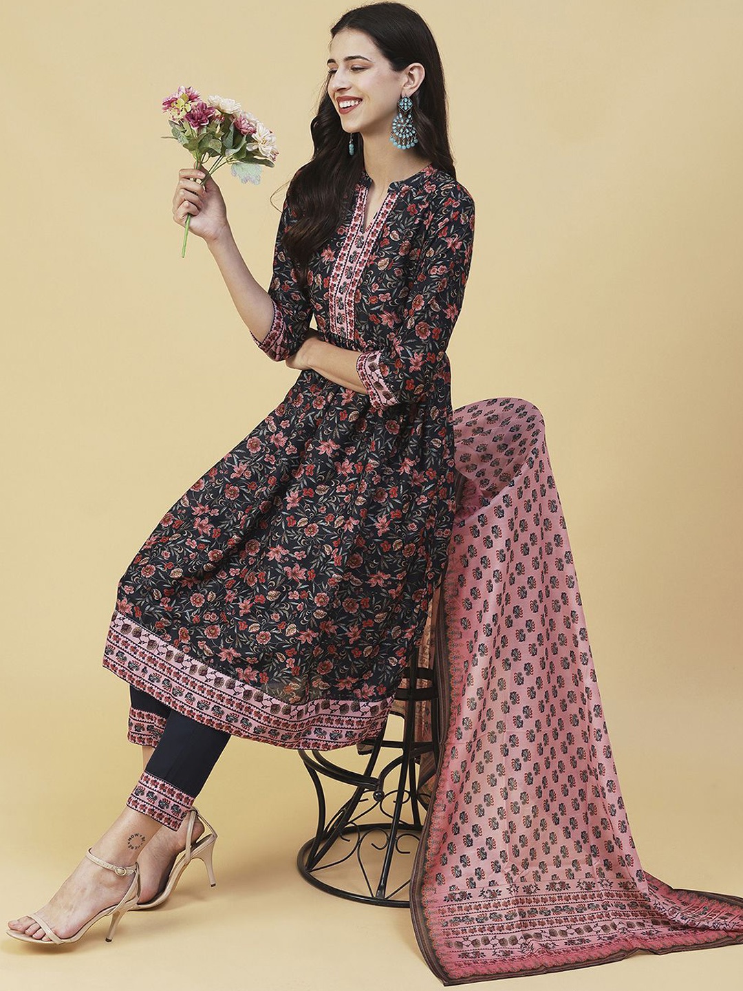 

SKYLEE Women Floral Printed Kurta with Trousers & Dupatta, Navy blue
