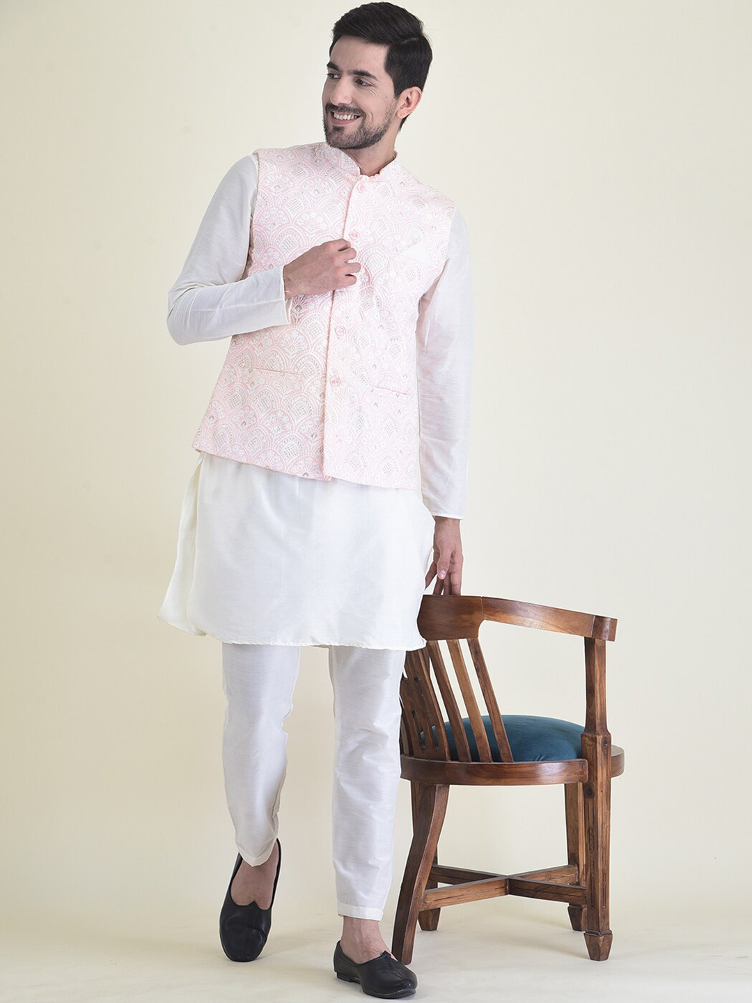 

HOUSE OF DEYANN Men White Kurta with Trousers & Nehru Jacket