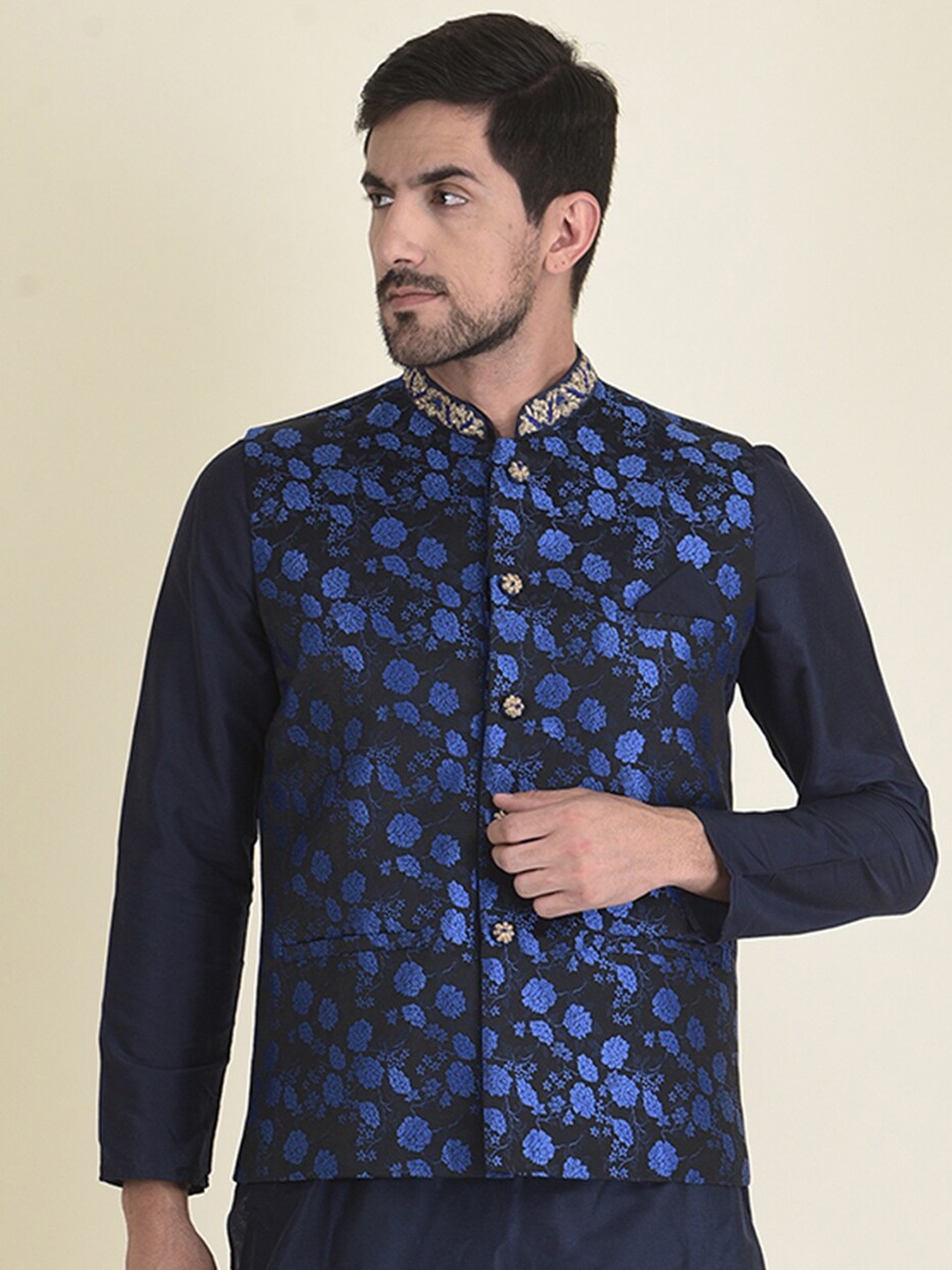 

HOUSE OF DEYANN Men Motifs Embroidered Kurta with Trousers & Nehru Jacket, Blue