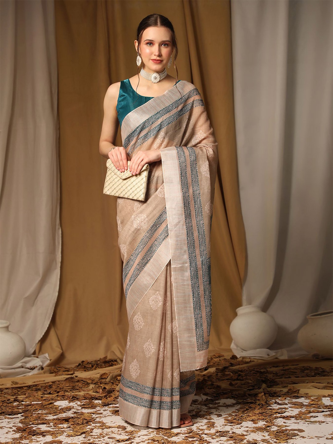 

AVANSHEE Floral Printed Zari Saree, Beige