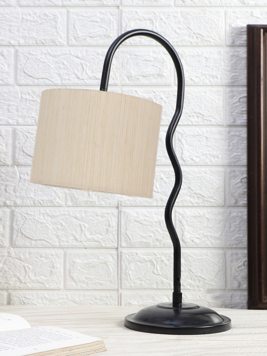 

Devansh Off White & Black Textured Cotton Zig Zag Curvy Table Lamp With Iron Base