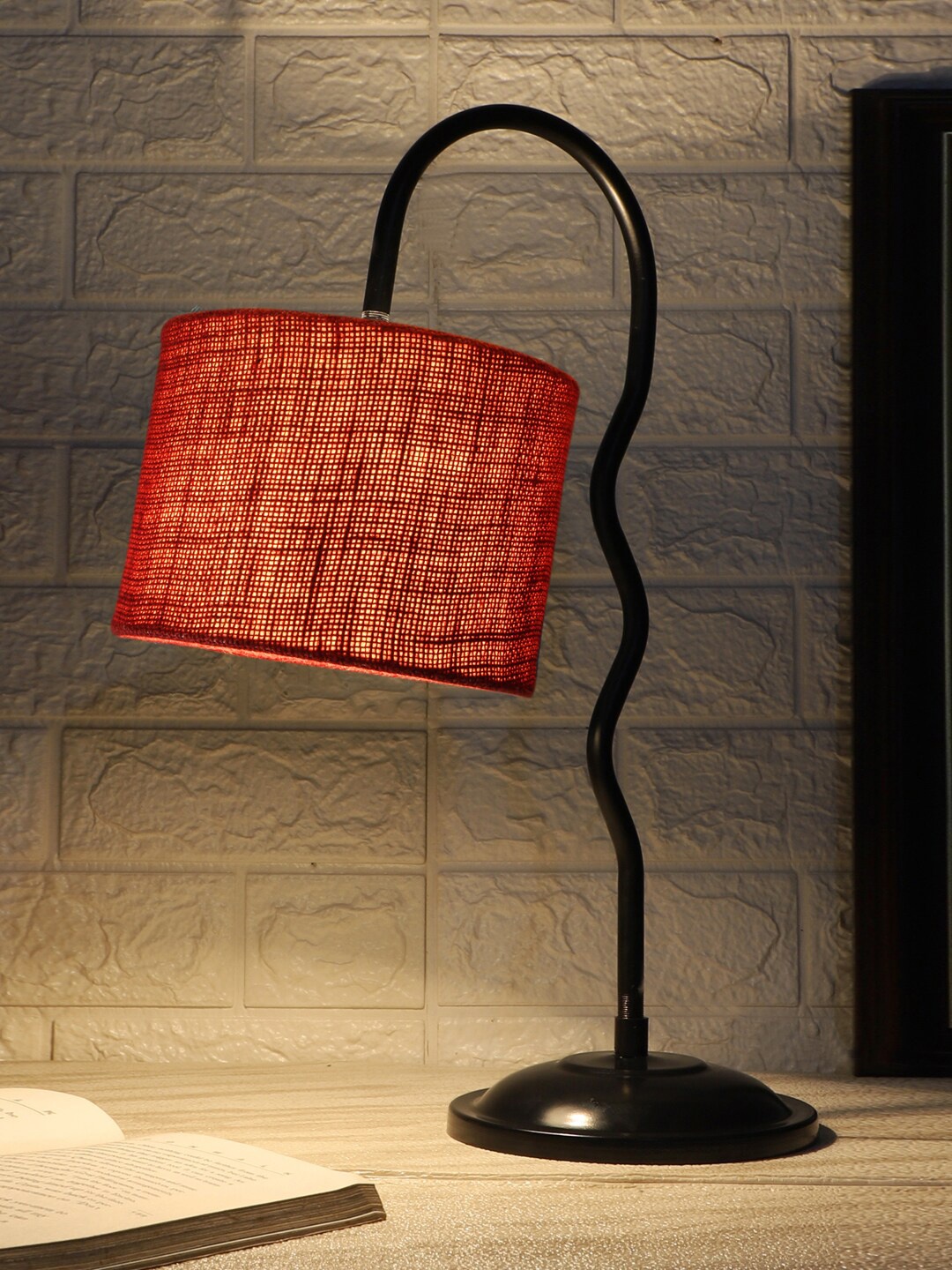 

Devansh Maroon & Black Textured Jute Zig Zag Curvy Table Lamp With Iron Base