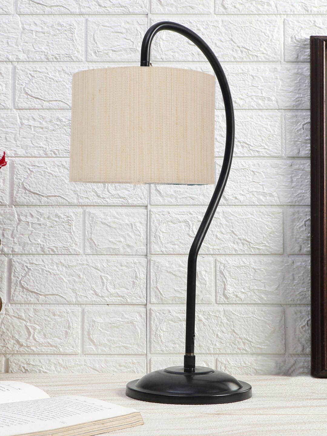 

Devansh Off White & Black Textured Cotton Curvy Table Lamp With Iron Base