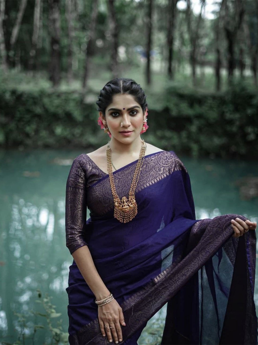 

AVANTIKA FASHION Navy Blue & Gold-Toned Zari Pure Silk Kanjeevaram Saree
