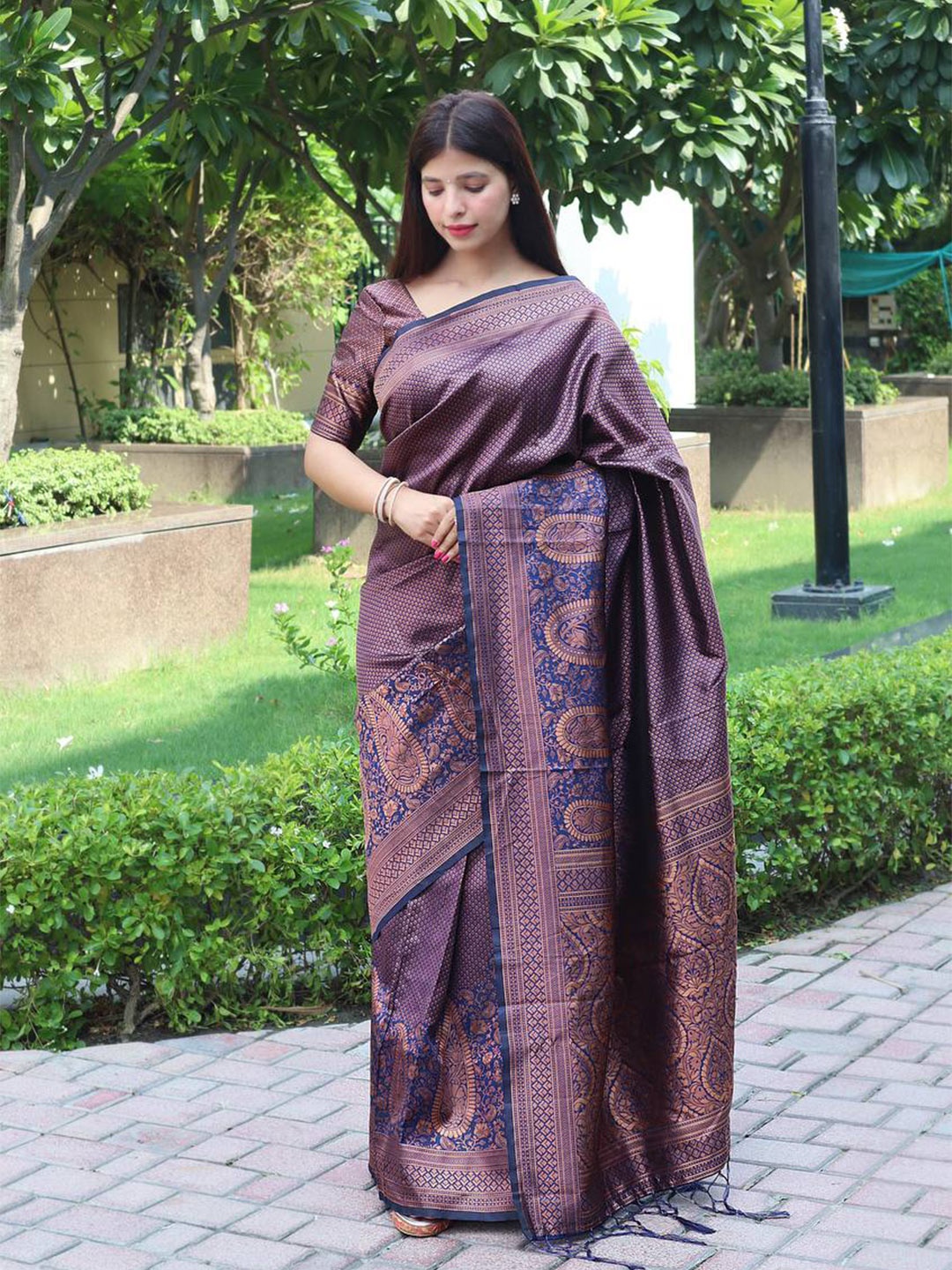 

AVANTIKA FASHION Woven Design Zari Pure Silk Kanjeevaram Saree, Purple