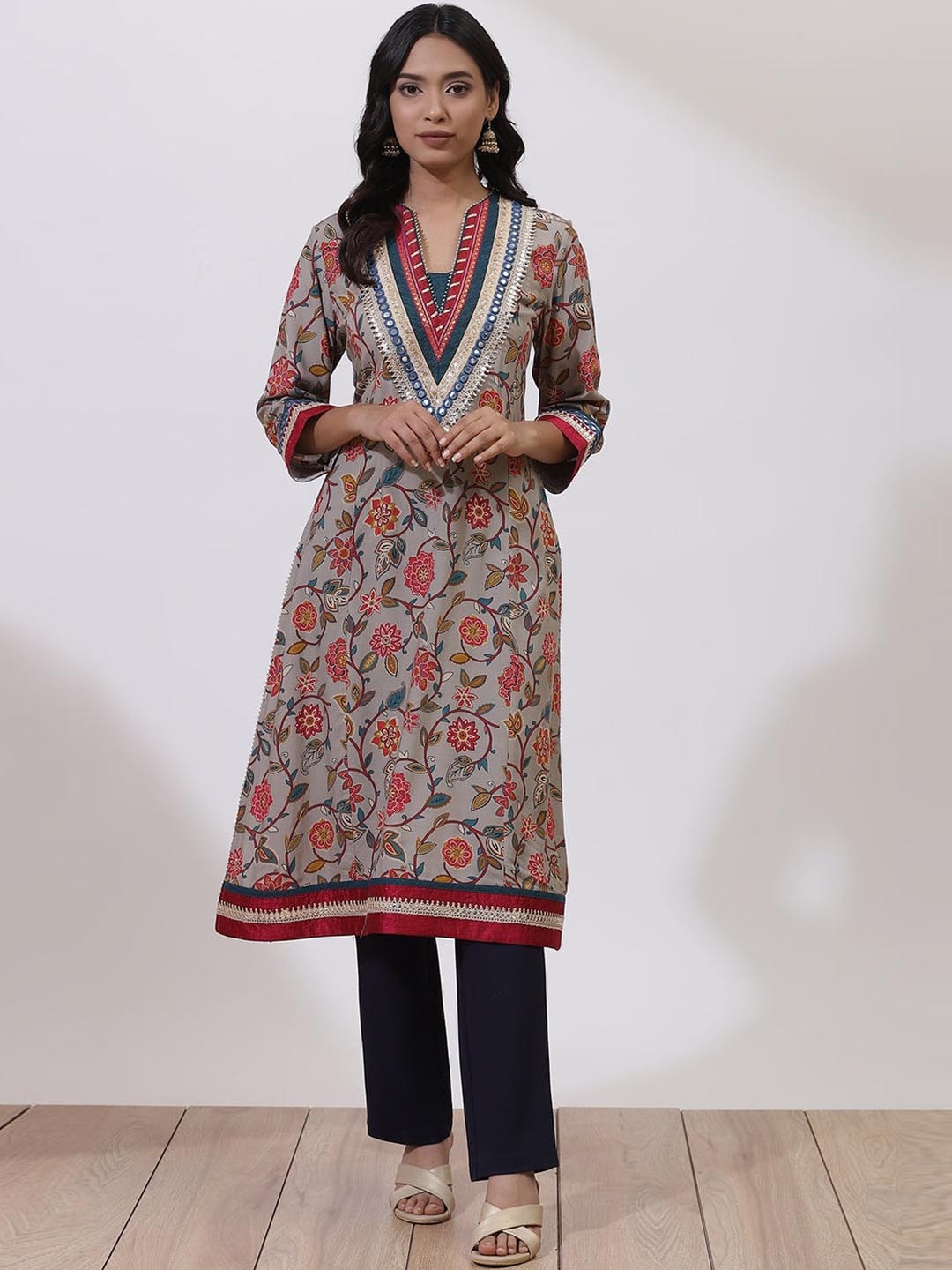 

Lakshita Floral Embroidered Straight Kurta, Grey