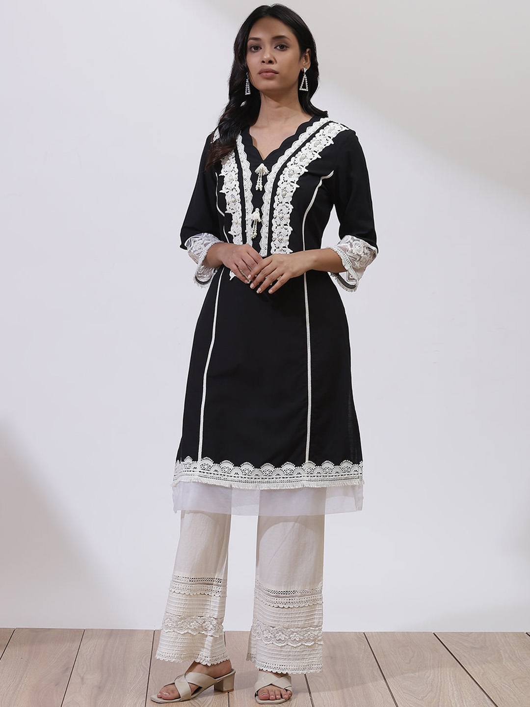 

Lakshita Women Floral Embroidered Thread Work Kurta, Black