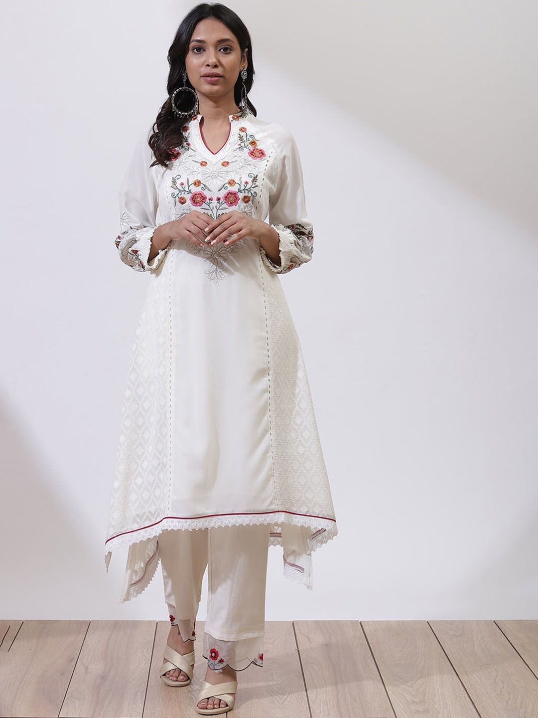 

Lakshita Women Floral Embroidered Thread Work Kurta, White