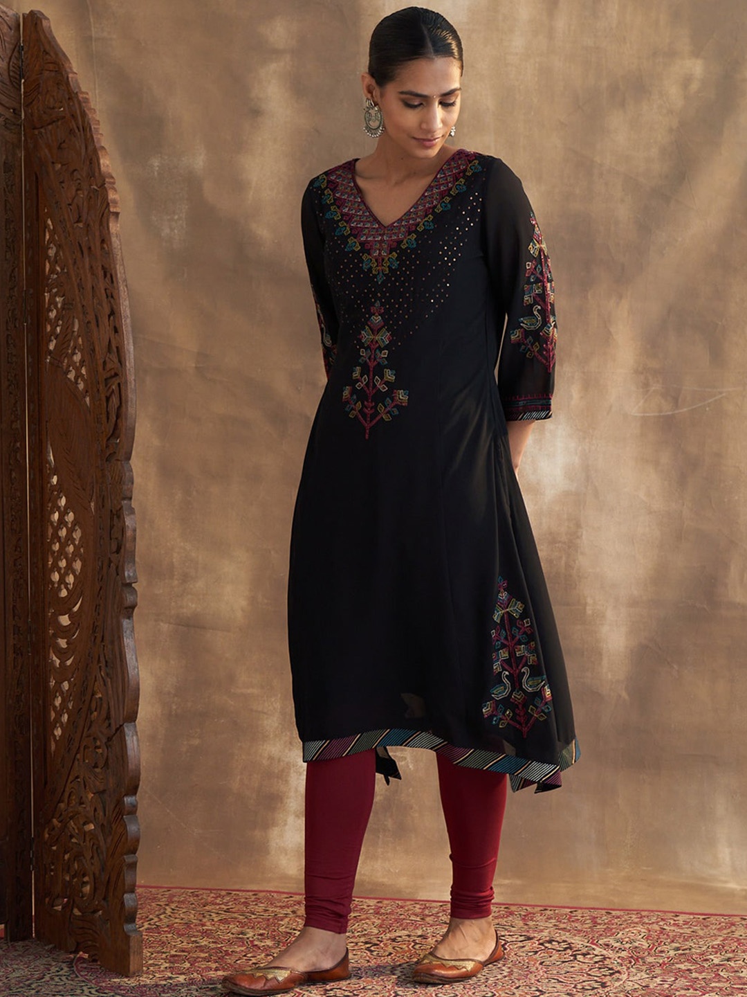 

Lakshita Embroidered Georgette V-Neck Straight Kurta, Black