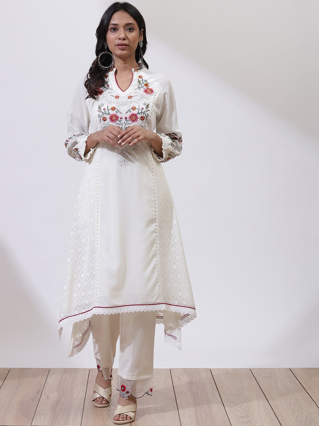 

Lakshita Women Floral Embroidered Cotton Kurta, Cream