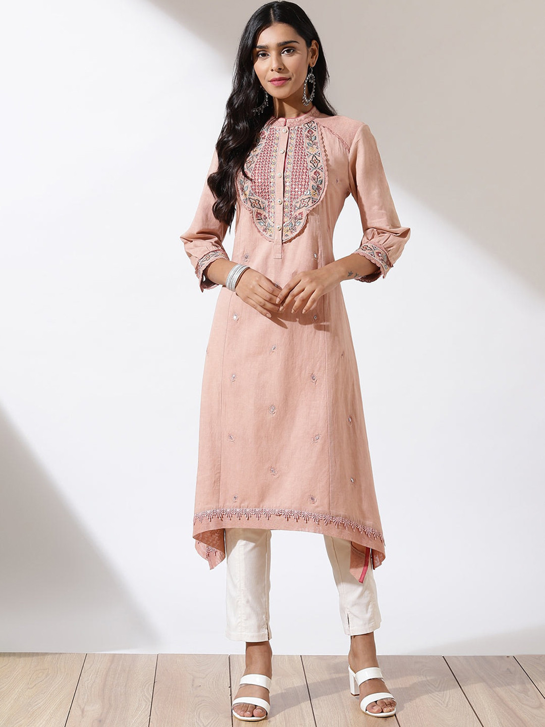

Lakshita Floral Embroidered Thread Work Kurta, Peach