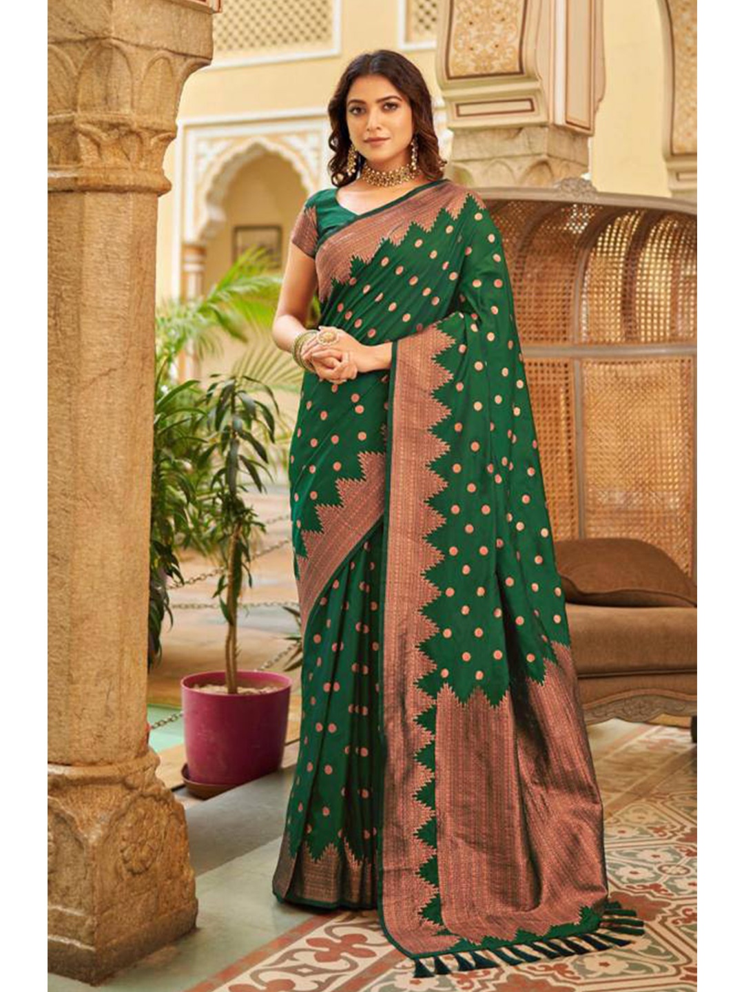 

AVANTIKA FASHION Woven Design Zari Pure Silk Kanjeevaram Saree, Green