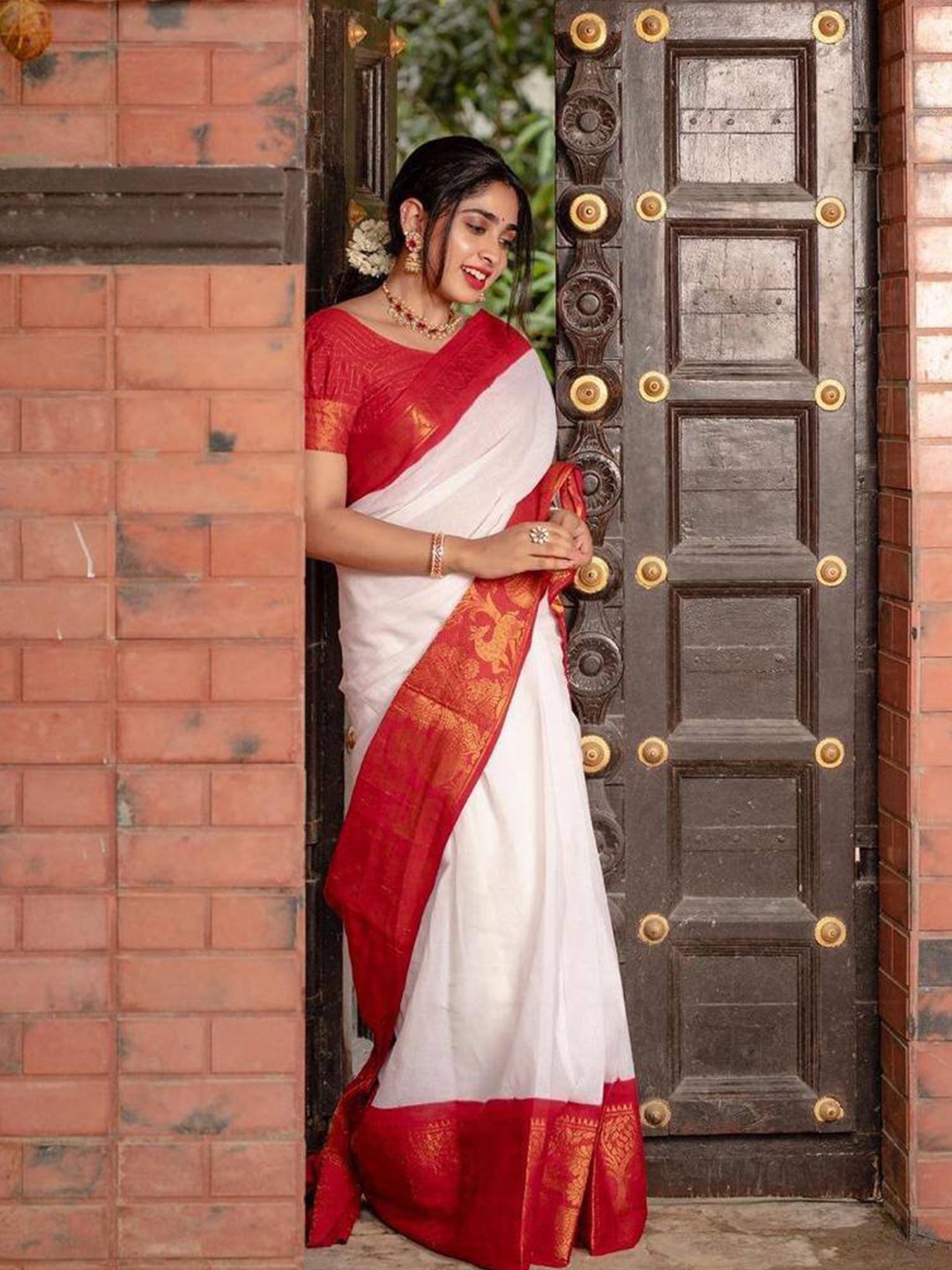 

AVANTIKA FASHION Woven Design Pure Silk Kanjeevaram Saree, White