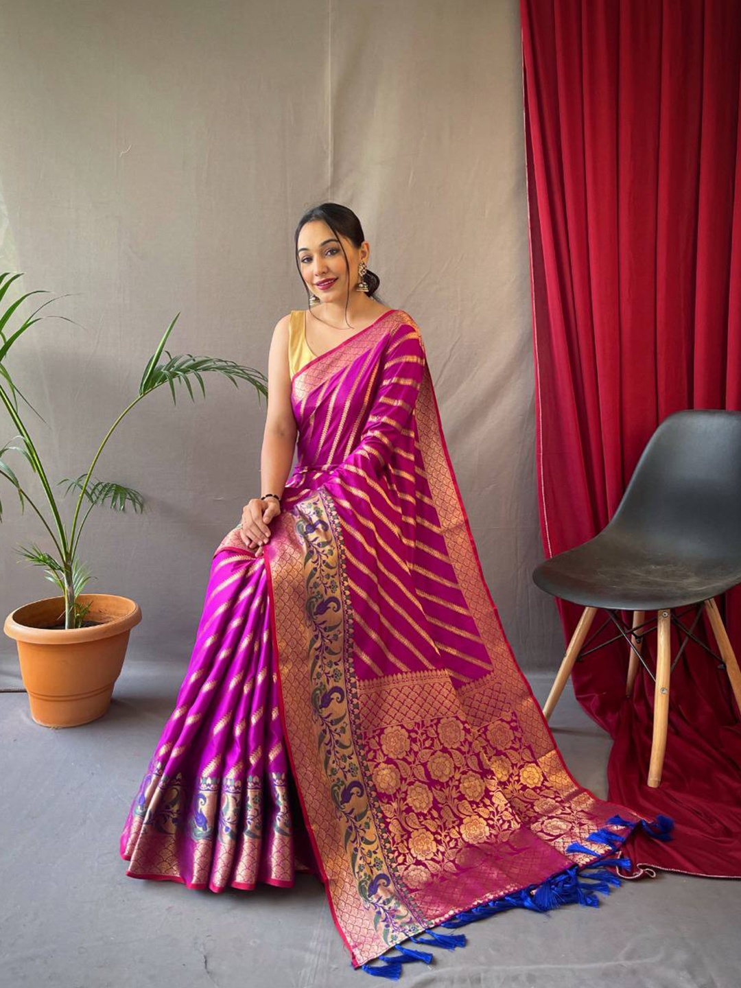 

AVANTIKA FASHION Woven Design Zari Pure Silk Kanjeevaram Saree, Purple