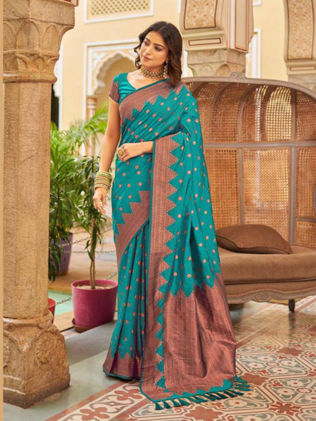 

AVANTIKA FASHION Ethnic Motif Woven Design Zari Pure Silk Kanjeevaram Saree, Green