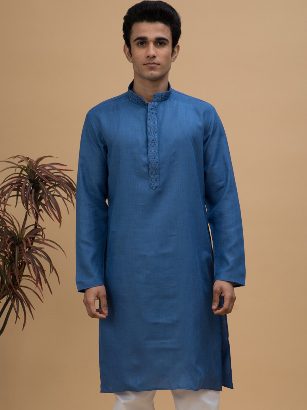 

NEUDIS Men Mandarin Collar Thread Work Handloom Kurta, Blue
