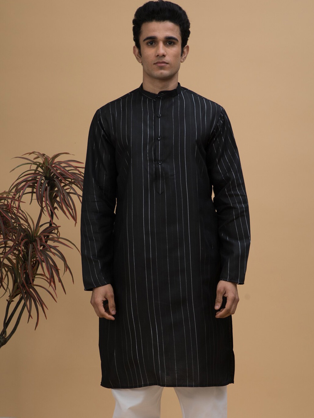 

NEUDIS Men Striped Mandarin Collar Handloom Kurta, Black