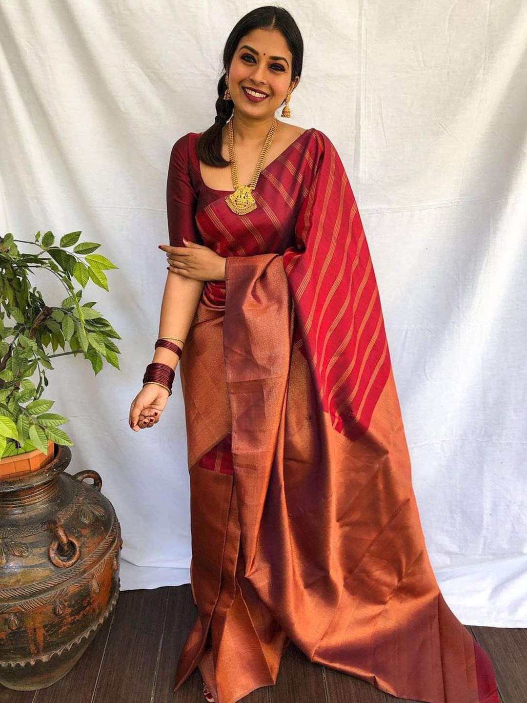 

TIEXA Woven Design Zari Pure Silk Banarasi Saree, Red