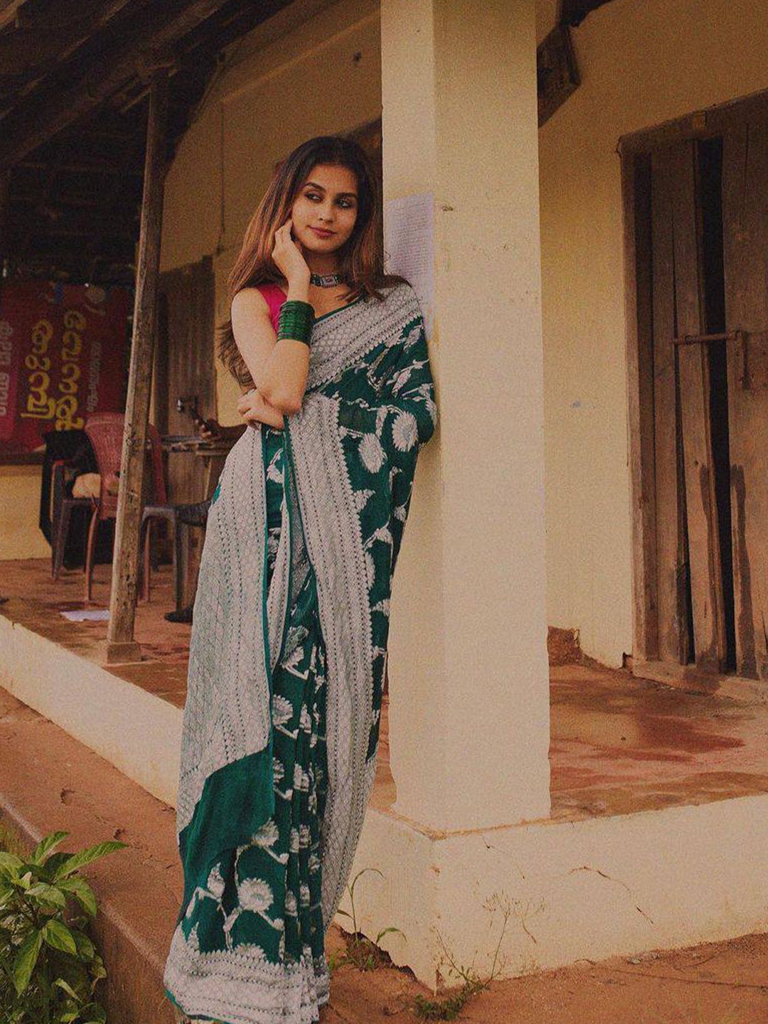 

TIEXA Ethnic Motif Woven Design Zari Pure Silk Banarasi Saree, Green
