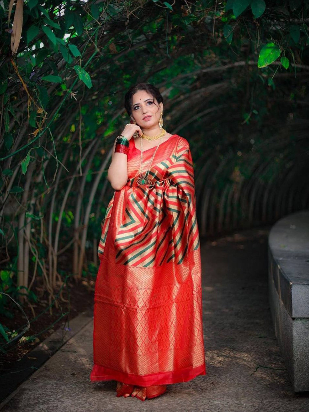 

TIEXA Ethnic Motif Woven Design Zari Pure Silk Banarasi Saree, Red