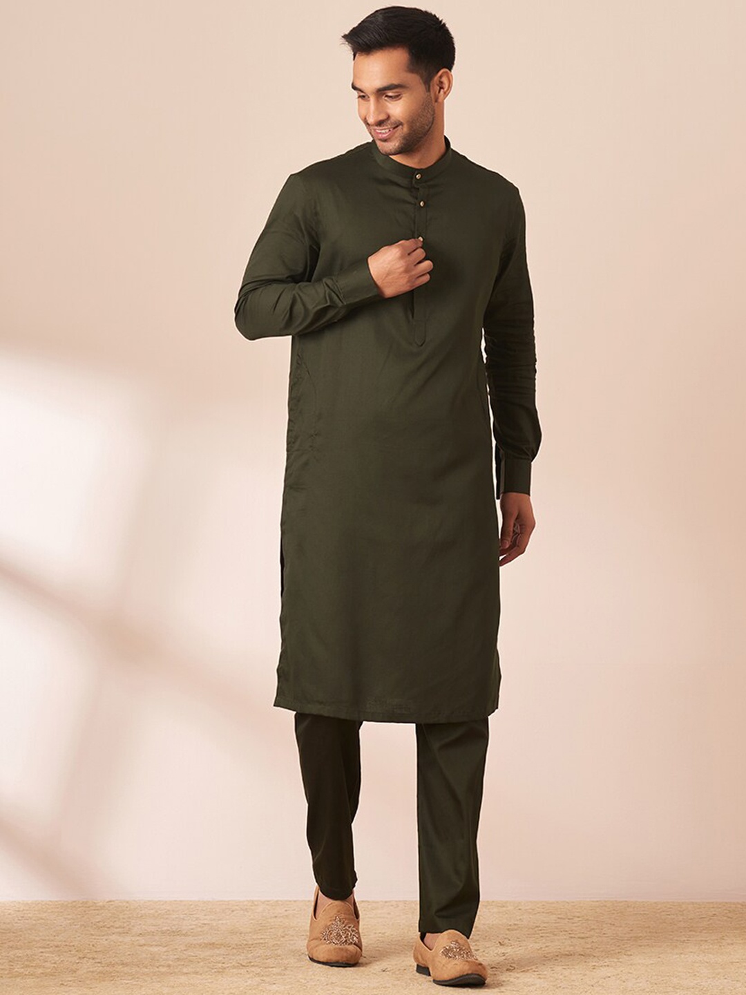 

Manyavar Men Mandarin collar Pure Cotton Kurta with Pyjamas, Green