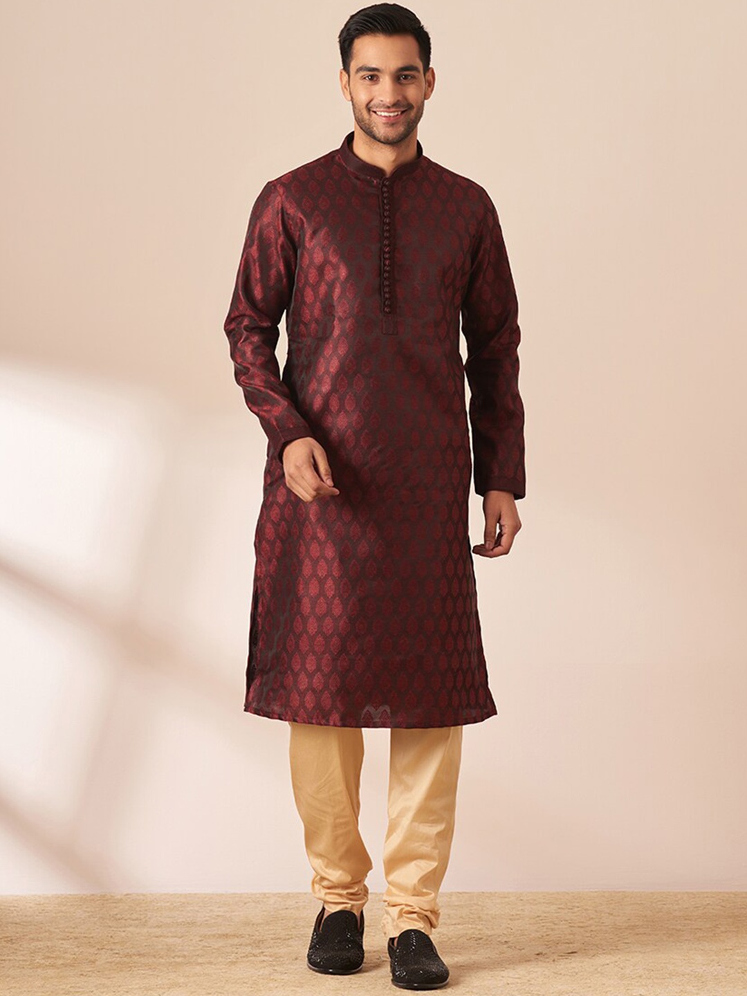 

Manyavar Men Ethnic Motifs Woven design Kurta with Pyjamas, Purple