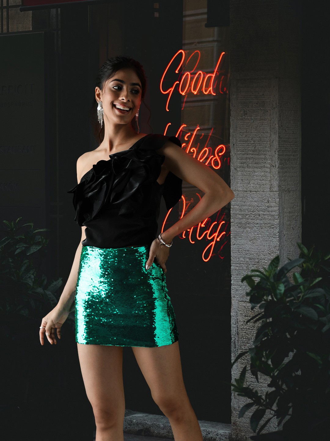 

FOREVER 21 Women Sequined Straight Mini Skirt With Zip Closure, Green