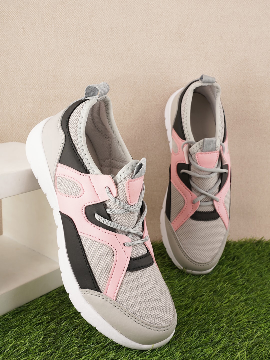 

SAPATOS Women Colourblocked Mesh Sneakers, Grey