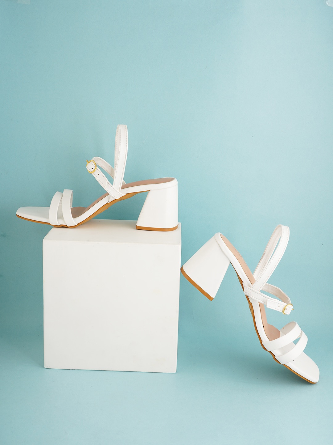 

SCENTRA Square Toe Block Square Toes Heels With Buckles, White