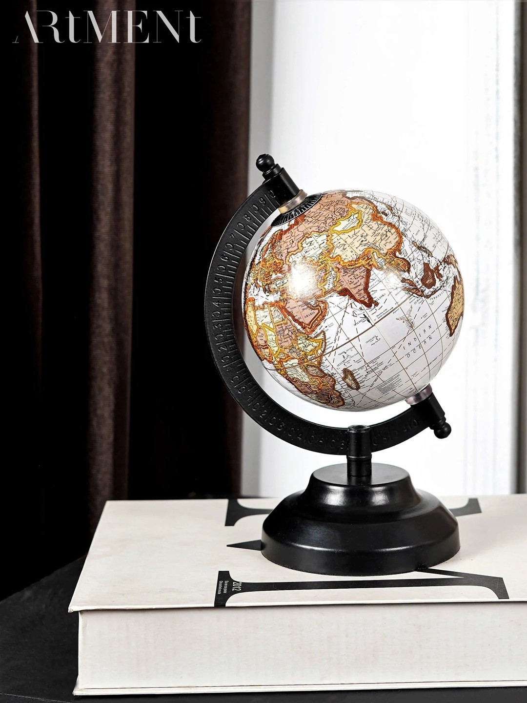 

THE ARTMENT Modern Art White & Beige HD Print Globe Showpiece