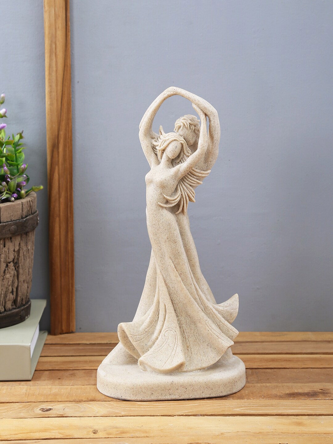 

TAYHAA White Couple Dancing With Passion Showpiece