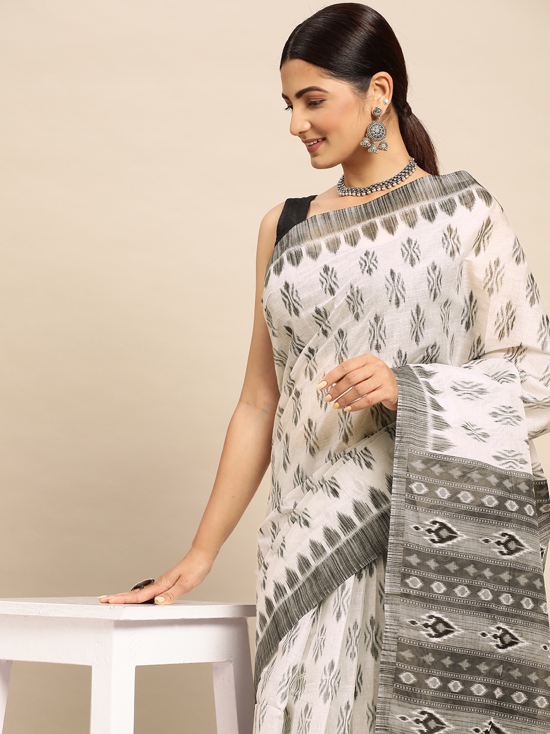 

SHANVIKA Ethnic Motifs Printed Pure Cotton Block Print Saree, Grey