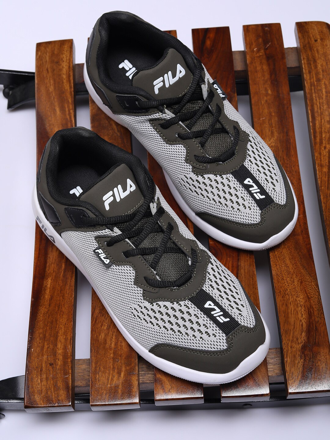 

FILA Men PEROR Mesh Lace-Up Running Shoes, Grey
