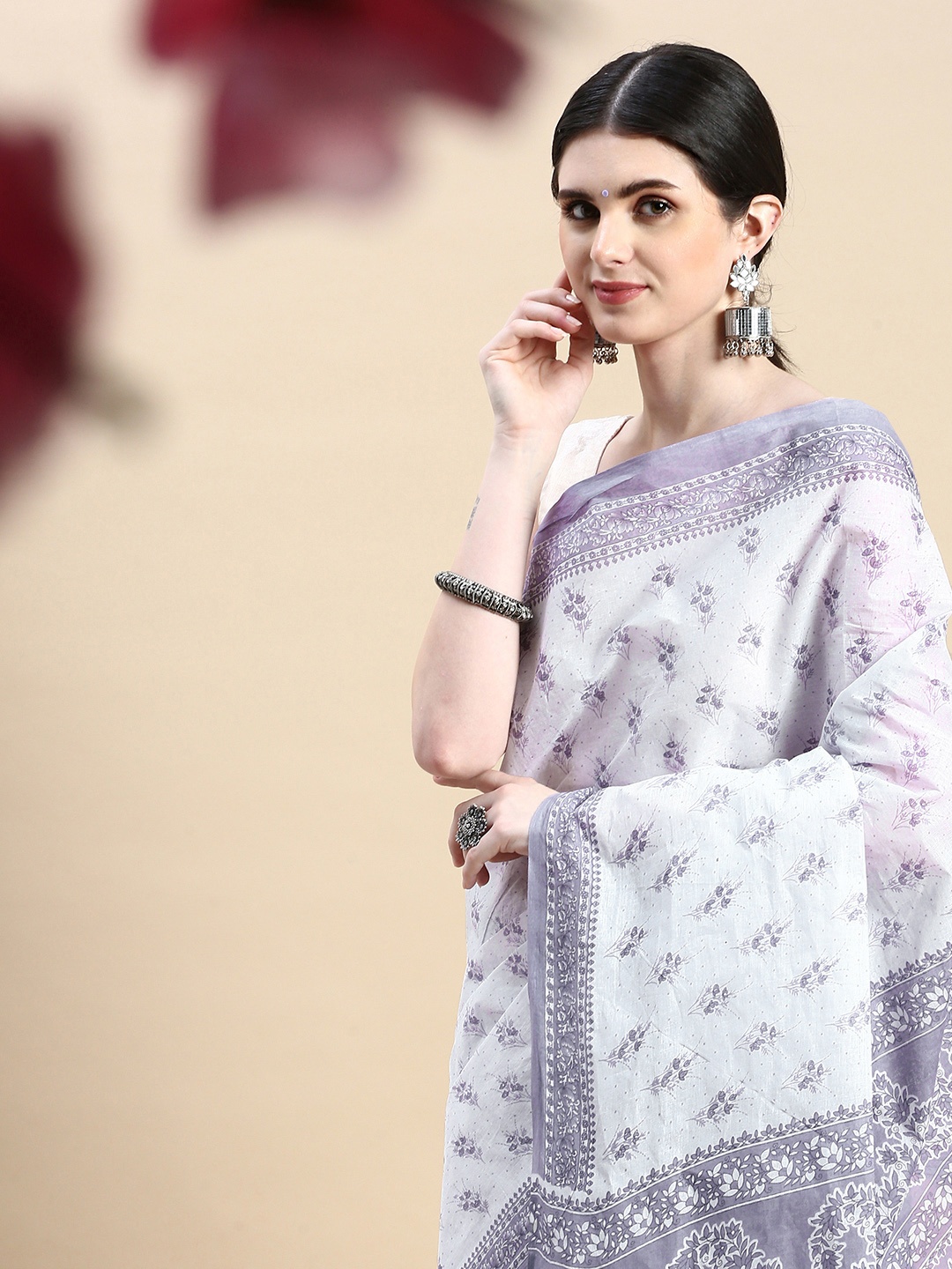 

SHANVIKA Floral Printed Pure Cotton Block Print Saree, White