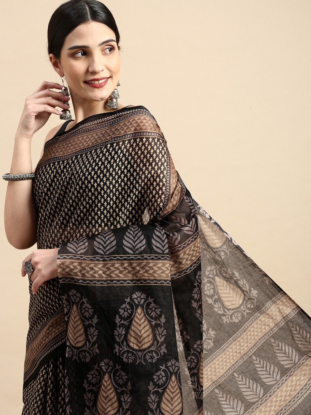 

SHANVIKA Ethnic Motifs Printed Pure Cotton Block Print Saree, Black