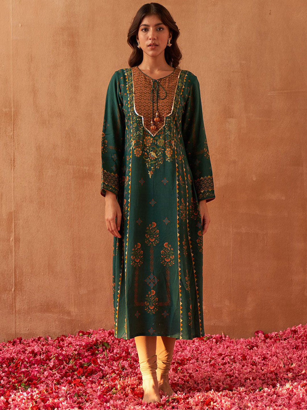 

Lakshita Floral Embroidered Floral Kurta, Green