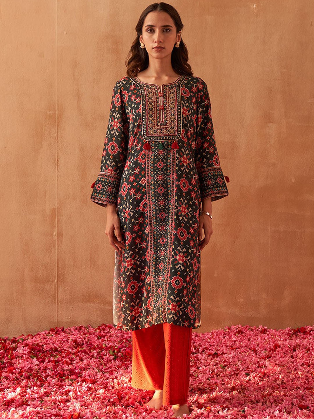 

Lakshita Women Ethnic Motifs Printed Notched Neck Thread Work Kurta, Black