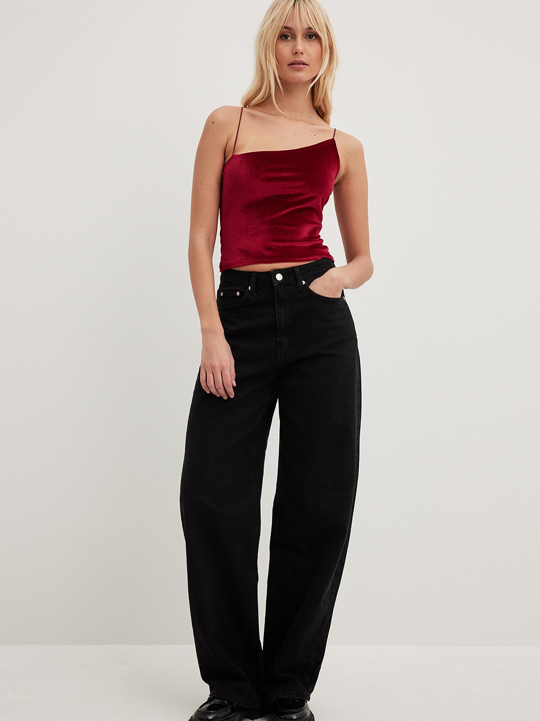 

NA-KD Asymmetric Shoulder Straps Velvet Finish Crop Top, Red
