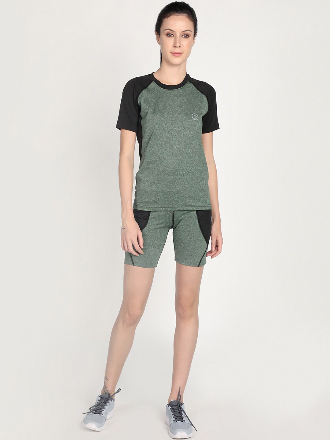 

CHKOKKO Women Colourblocked T-Shirt & Shorts Co-ord Set, Green